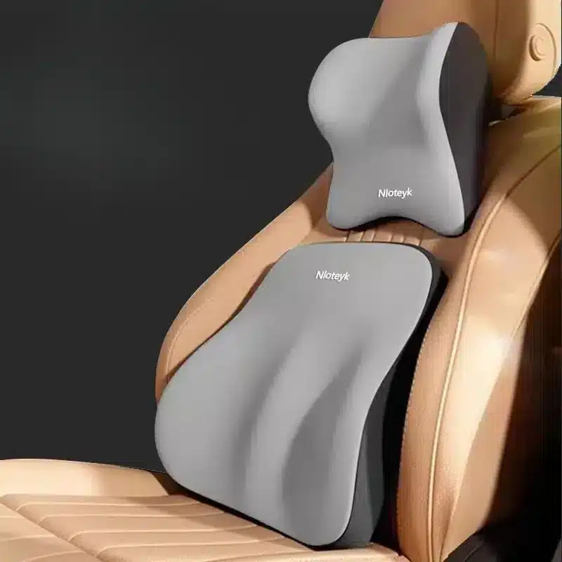 Améliorez votre confort de conduite avec l’Oreiller De Soutien Lombaire De Voiture Mousse À Mémoire De Forme de Housse Automobile, le choix idéal pour des trajets sans douleurs et un soutien optimal lors de vos déplacements.